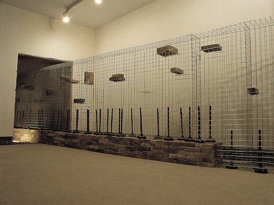 《住器陳列之一》1992年<br/>鐵網、青磚、衛生泵